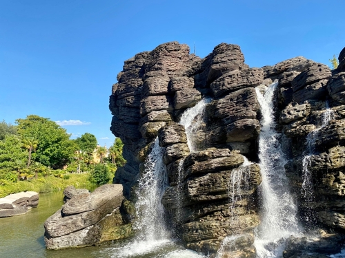 Nature,Waterfall,In,Disneyland,Paris
